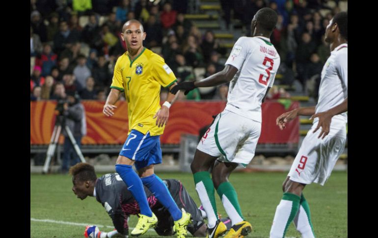 El mediocampista del Atlético Paranaense, Marcos Guilherme, colaboró con dos goles en la victoria 5-0 sobre Senegal. EFE / D. Alexander