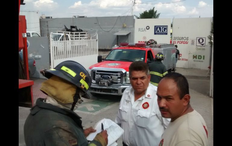 Unidades de Protección Civil y Bomberos de Tlaquepaque acudieron al lugar para atender el incendio. EL INFORMADOR /