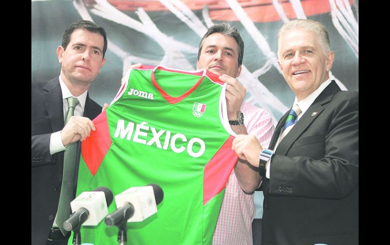 Alfredo Castillo de Conade (izquierda) y Carlos Padilla (COM) presentaron a Sergio Valdeolmillos (centro). NTX /