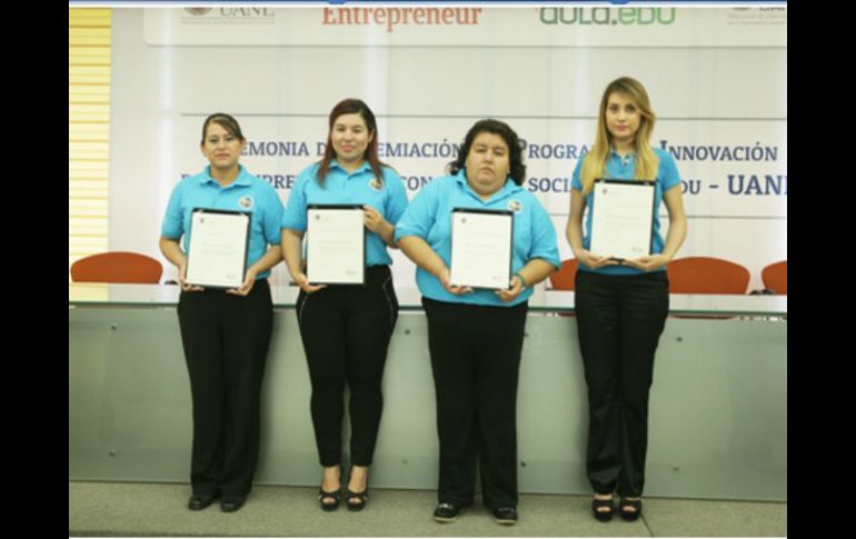 Las estudiantes recibieron como premio un cheque de poco más de 30 mil pesos para desarrollar sus proyectos. ESPECIAL / uanl.mx