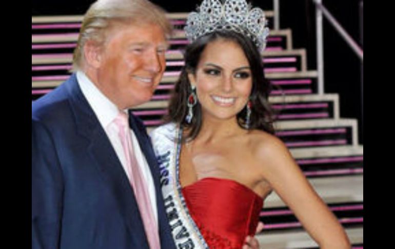 En la imagen, el empresario y la modelo, durante la coronación de Ximena como Miss Universo 2010. TWITTER / ARCHIVO
