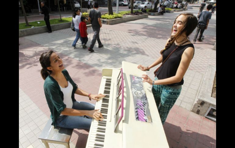 Los paseantes pudieron tocar libremente los pianos de la instalación 'Toca conmigo' EL INFORMADOR / A. Camacho