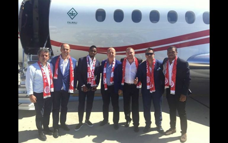 Eto'o (tercero de izq. a der.) voló desde Milán en compañía del presidente del club, Gültekin Gencer (centro) y su equipo. FACEBOOK / Antalyaspor