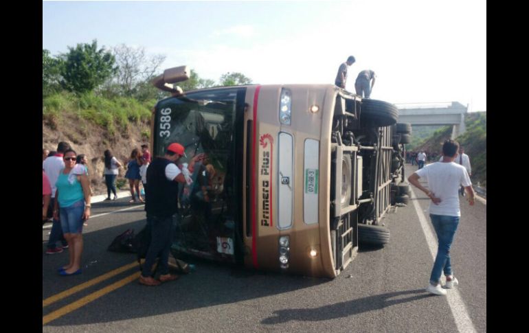 El accidente de un autobús es registrado, este jueves, en el tramo carretero Arteaga-Lázaro Cárdenas. SUN /