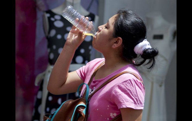 Autoridades recomiendan a la población ingerir abundantes líquidos, principalmente agua y evitar bebidas energizantes. NTX / ARCHIVO
