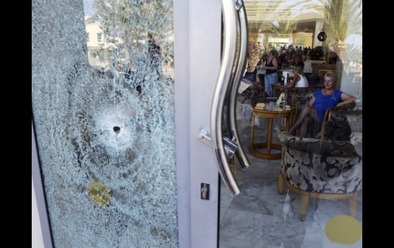 Vista de los daños causados en el hotel mallorquín ''Imperial Marhaba'' de la cadena española Riu tras el ataque terrorista en Susa. EFE / M. Messara