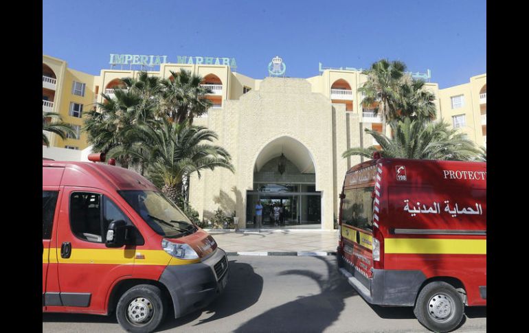 Operadores de turismo comenzaron a evacuar a los británicos que pasaban sus vacaciones en Túnez. EFE / M. Messara