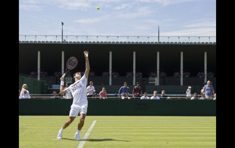 Roger Federer durante un entrenamiento para preparar el torneo de Wimbledon, en Londres. EFE / P. Klaunzer