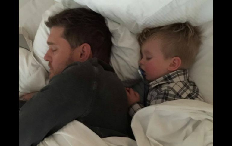 En la fotografía compartida en redes sociales por Lopilato, aparecen Noah (der.) y su padre mientras duermen. TWITTER / @lulopilato