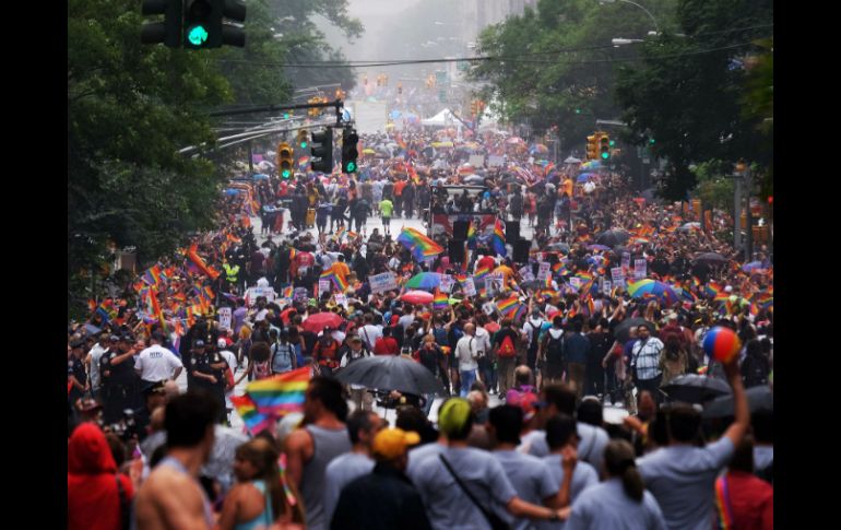 En la multitud, coloridas pelucas, banderas, carteles alusivos al 'amor': la Gay Pride era fiel a su extravagancia tradicional. AFP / J. Sawad