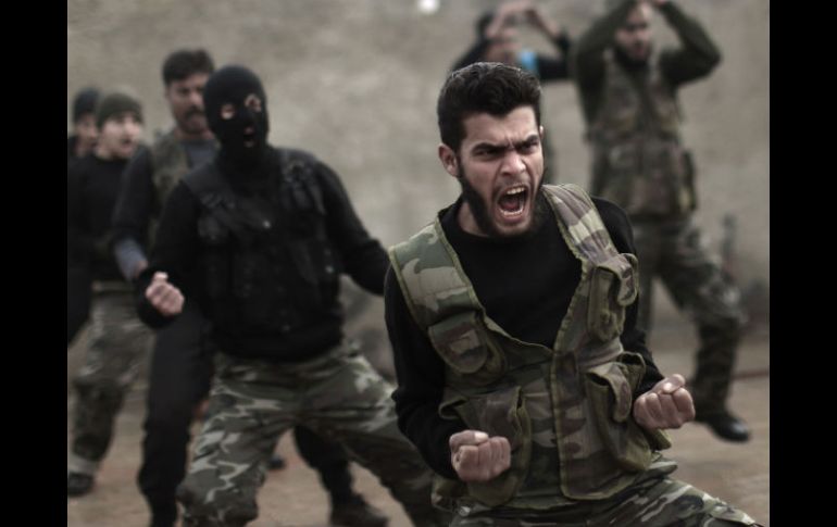 Rebeldes sirios entrenan para combatir al EI. Un programa estadounidense se propone capacitar a 5,400 hombres al año. AP / M. Muheisen