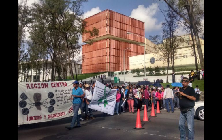 Esta mañana cientos de maestros se manifestaran a las afueras de la Ciudad Judicial y bloquearan el Periférico por más de una hora. EL INFORMADOR / A. Hinojosa
