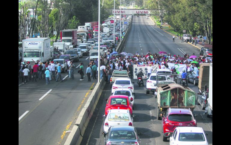 Cientos de docentes del Movimiento Magisterial Jalisciense bloquearon por cuatro horas el Periférico, frente a la Ciudad Judicial. EL INFORMADOR / A. Hinojosa