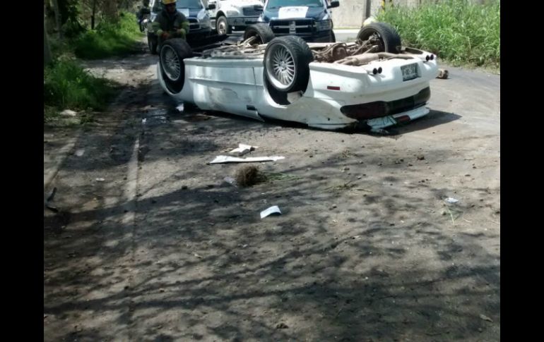 Según la Policía Municipal, el auto era conducido a exceso de velocidad cuando el conductor perdió el control del vehículo. ESPECIAL /