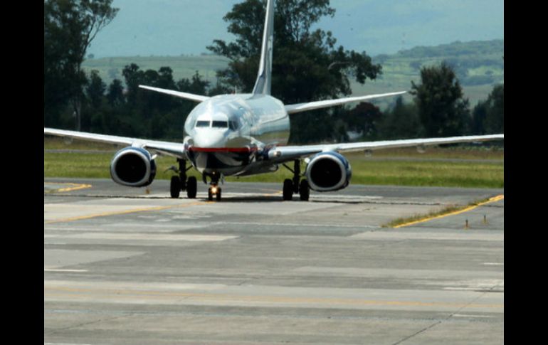 Una vez retirado el avión, las autoridades del Aeropuerto reanudaron las operaciones en la pista afectada. EL INFORMADOR / ARCHIVO