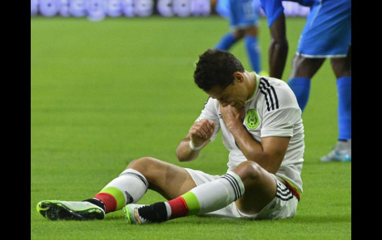 Javier Hernández fue operado con éxito de la fractura de la clavícula derecha sufrida en el partido amistoso entre México y Honduras. EFE / L. Smith