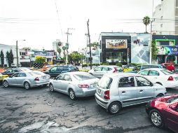 CAOS. Los automovilistas quedaron atrapados en un embotellamiento ante el cierre de López Cotilla. EL INFORMADOR / P. Franco
