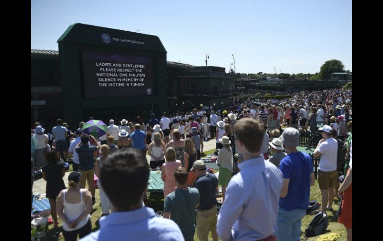 El torneo de tenis de Wimbledon tiene un retraso de 45 minutos por primera vez en la historia, para que se realice el homenaje. EFE / A. Rain