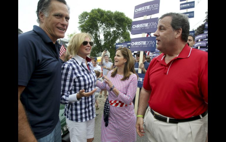 Mitt Romney  y Ann Romney (izq.) conversan con el gobernador de Nueva Jersey, Chris Christie (der.) y su esposa Mary Pat Christie. AP / M. Schwalm