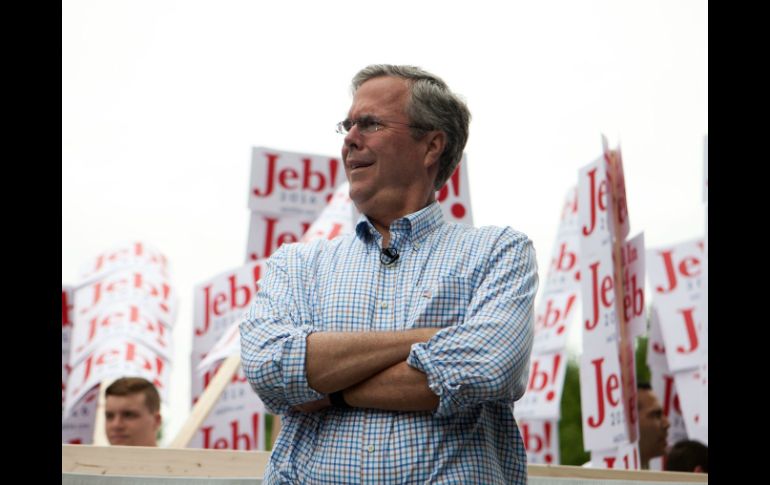 Jeb Bush participa en un desfile por el Día de la Independencia de EU en el estado de Nuevo Hampshire. AFP / K. Szymczak