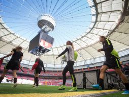 Algunas de las jugadoras de la Selección de Estados Unidos entran al campo del BC Place Stadium en Vancouver. AP / B. Dyck