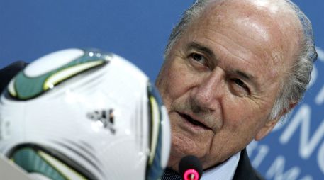 Joseph Blatter confirmó su presencia en el sorteo del 25 de julio. AP / ARCHIVO
