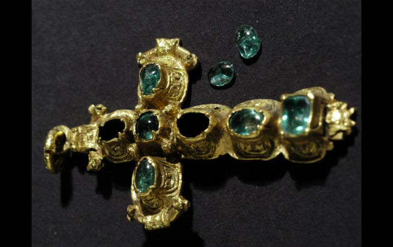En la imagen se aprecia una cruz de oro con esmeraldas que podría venderse de 40 mil a 50 mil dólares. EFE / Cortesía