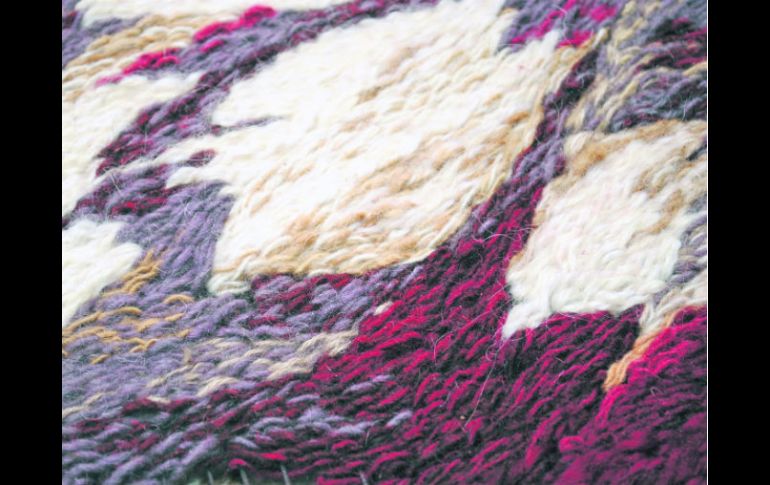 Arcelia Julián da cuenta de las técnicas para hacer tapices contemporáneos. FACEBOOK /