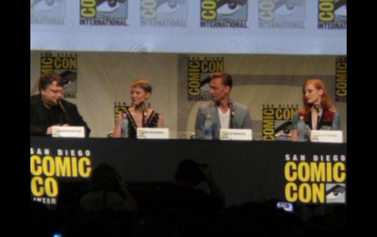 Mia Wasikowska, Tom Hiddleston y Jessica Chastain, junto a Guillermo del Toro, presentes en el panel en San Diego. EL INFORMADOR / J. Alcaraz