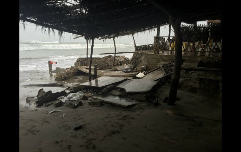 El fuerte oleaje provocó la destrucción de enramadas en las playas San Vicente y Bonfil. NTX / ESPECIAL
