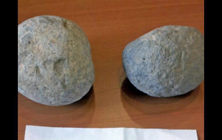 Se trata de dos piedras de dos mil años de antigüedad empleadas para ser arrojadas por ondas o ballesta. EFE /
