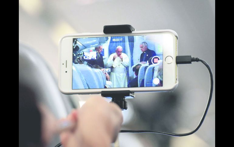 PASILLO DEL AVIÓN PAPAL.El Pontífice, durante la conferencia de prensa de una hora en pleno vuelo al culminar su periplo por Sudamérica AFP /