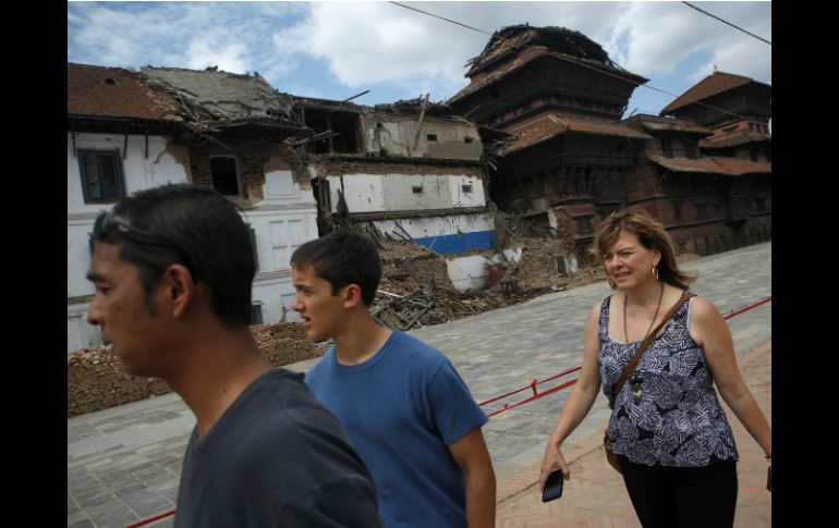 Unos turistas caminan en Katmandú. Sherpa, ministro de Turismo, asegura que sólo el 15 por ciento del país sigue afectado. AP / N. Shrestha