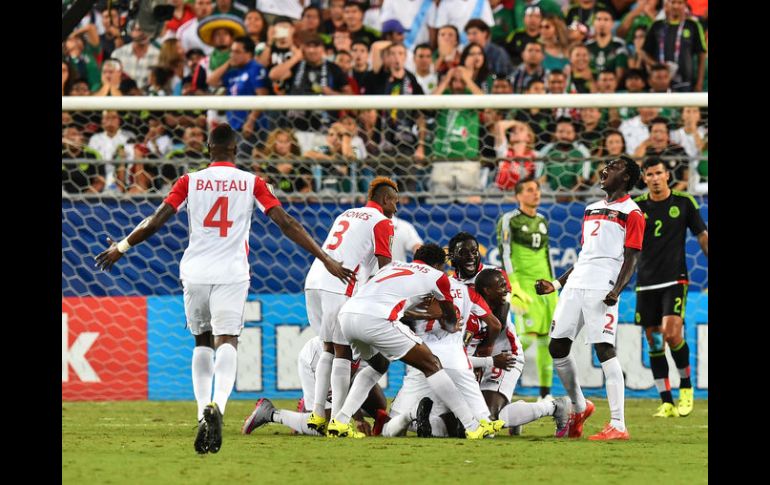 Trinidad y Tobago logró rescatar el empate ante México, durante la parte final del partido. AFP / N. Kamm