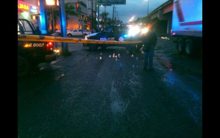 La unidad de la Policía Guadalajara arriba al lugar mientras el hurto se comete y son recibidos con disparos. EL INFORMADOR /