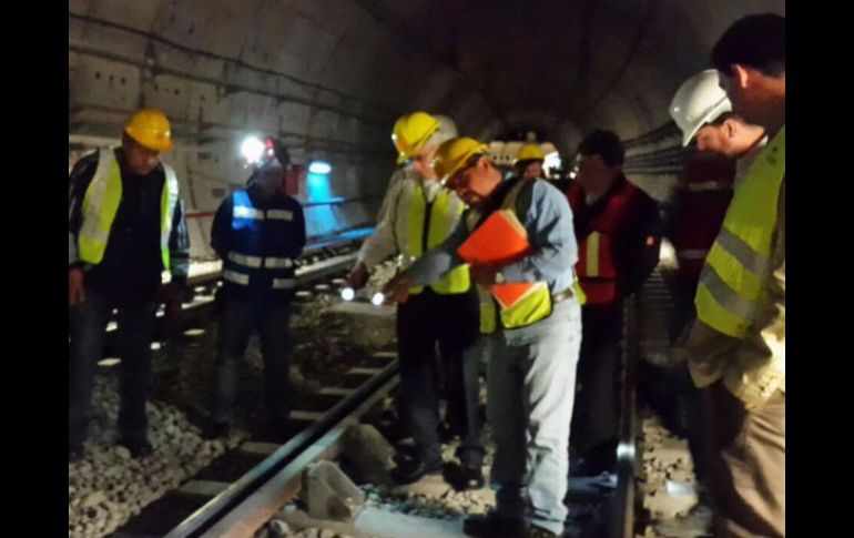 El funcionario realiza un recorrido de reconocimiento por las curvas 53 y 54 de la Línea 12 del metro. TWITTER / @jorgegavino
