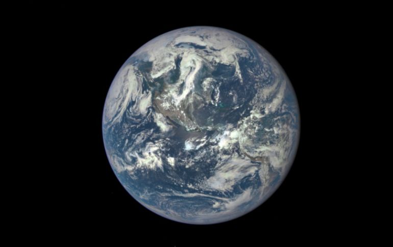La fotografía de la Tierra fue creada con la combinación de tres imágenes separadas y filtros. TWITTER / @NASA