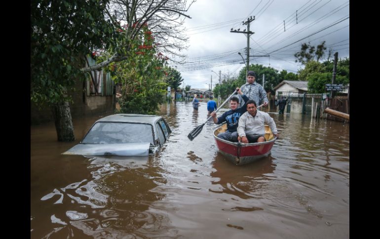 Gravataí, es una de las ciudades afectadas, con calles inundadas, autos semisumergidos y pobladores desplazandose en lanchas. AFP / J. Bernardes