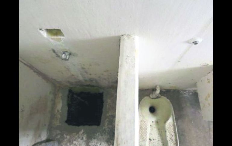 Fuga. Imagen de la celda número 20 del Altiplano por donde escapó “El Chapo” mediante un hoyo en el área de la regadera (izquierda). AFP /