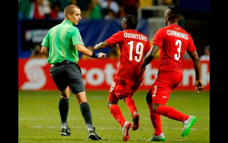 Al final del partido fue más que evidente el enojo de los panameños contra el cuerpo arbitral del partido. AFP / K. Cox