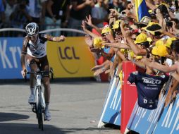 Romain Bardet es alentado por el público a unos metros de cruzar la línea final durante la etapa 18 del Tour de francia. EFE / K. Ludbrook