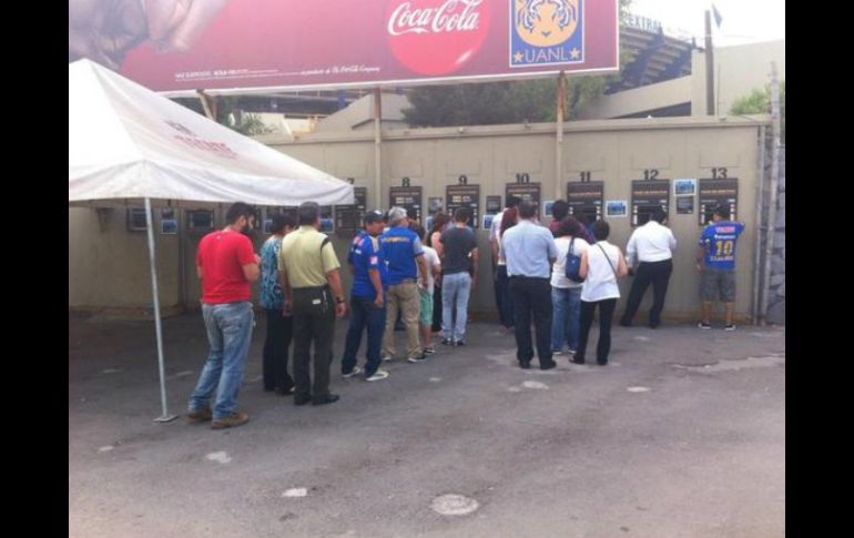 Las filas para comprar boletos en el estadio universitario de Tigres ya comenzaron.  /