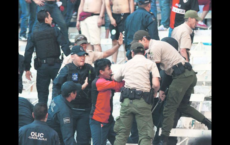 Clásico Tapatío. Los últimos encuentros entre las Chivas y el Atlas han registrado enfrentamientos y disturbios entre barristas. EL INFORMADOR /