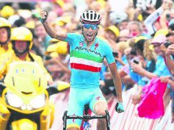 Rumbo a la meta. Vincenzo Nibali celebra con el brazo en alto su triunfo en la etapa 19 del Tour de Francia. EFE /  A. Nogier