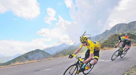 El británico s Chris Froome, con el jersey amarillo de líder, y el español Alejandro Valverde en el Croix de Fer en el Tour de Francia. AP / C. Ena