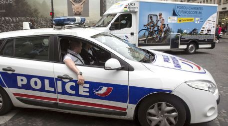 Autoridades señalan que el automóvil intentó estrellarse contra las barreras. EFE / E. Laurent