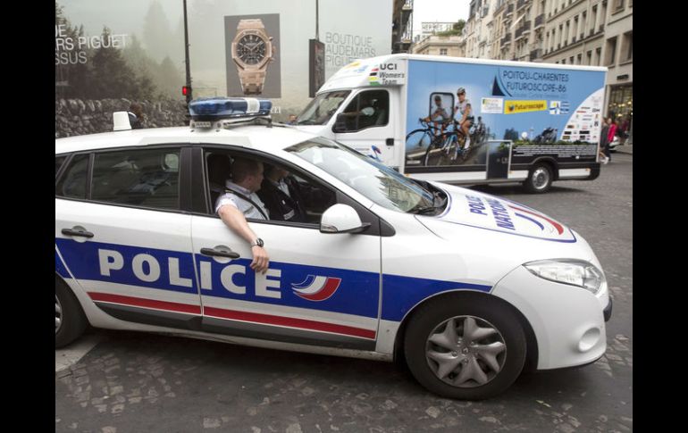 Autoridades señalan que el automóvil intentó estrellarse contra las barreras. EFE / E. Laurent