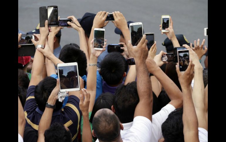 Según estudios, las personas dedican por lo menos siete horas diarias al uso del celular, que incluye servicios de mensajería. AP / ARCHIVO