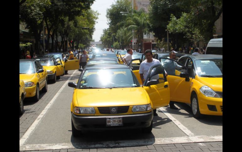 Esta tarde, taxistas de la ZMG se manifestaron en contra de Uber. EL INFORMADOR / A. Hinojosa