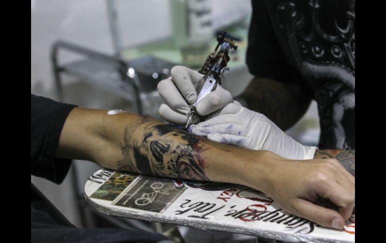Al tatuarte, debes infórmarte sobre las medidas de higiene que debe de seguir el lugar donde te realizes tu tatuaje. EL INFORMADOR / ARCHIVO
